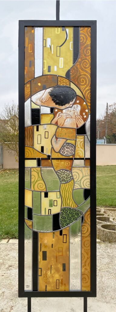 Vitrail inspiré par l’emblématique baiser de Klimt