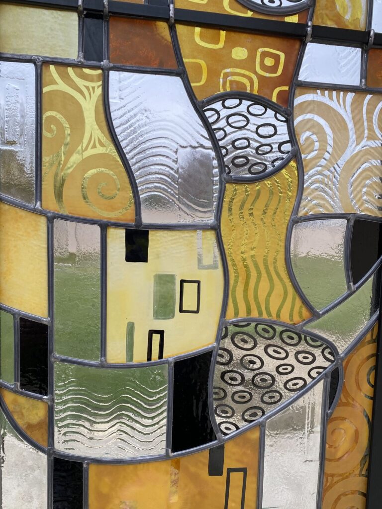 Vitrail inspiré par l’emblématique baiser de Klimt